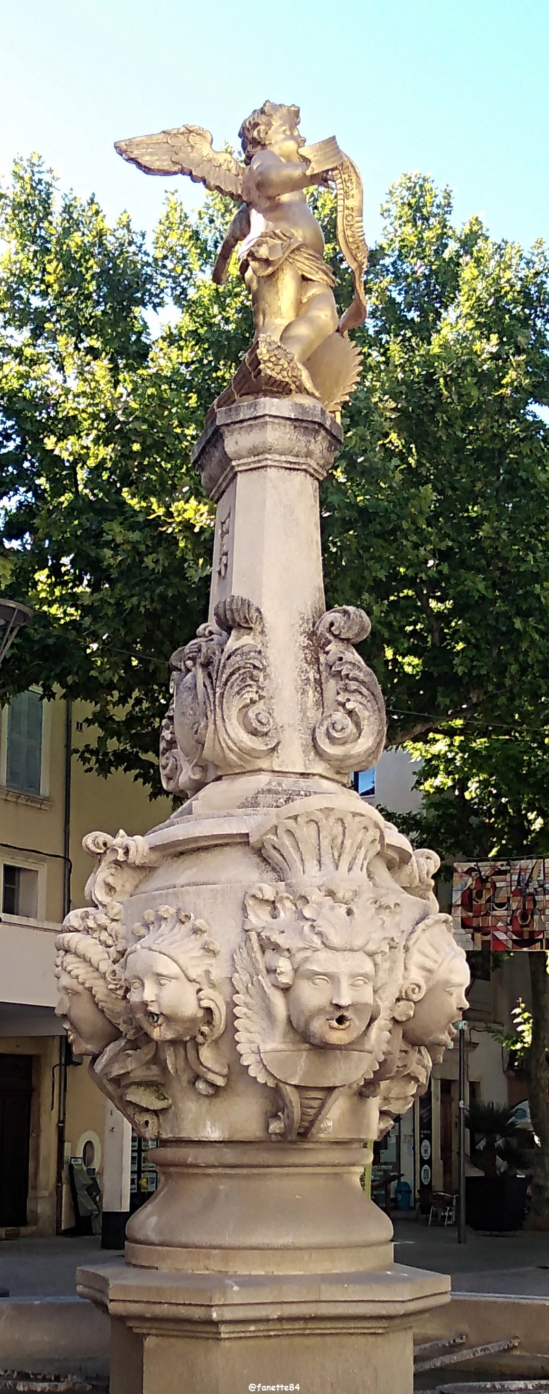 carpentras_fontaine_ange (1).jpg