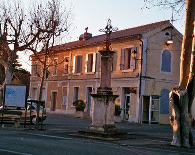 La mairie et la poste de Travaillan