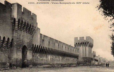Vieux remparts du 14 éme siécle à Avignon