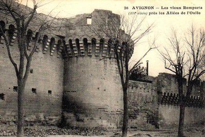 Vieux remparts du 14 éme siécle, prés des allées de L'Oulle à Avignon.