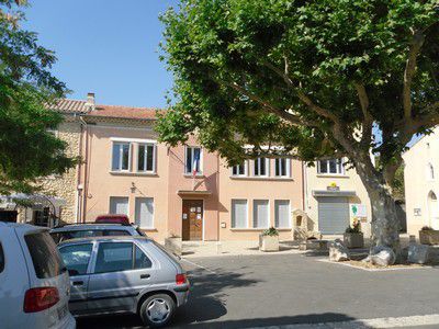 Place du village et Mairie d'Uchaux