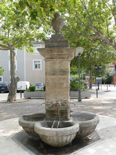 Fontaine à Piolenc