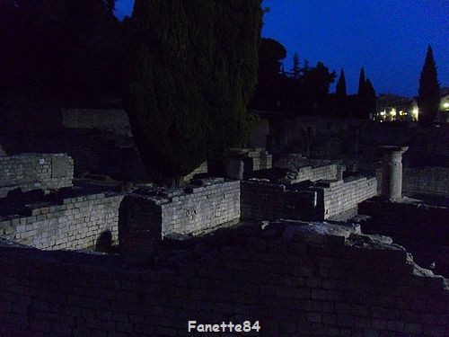 Ruines de Puymin la nuit à Vaison la Romaine