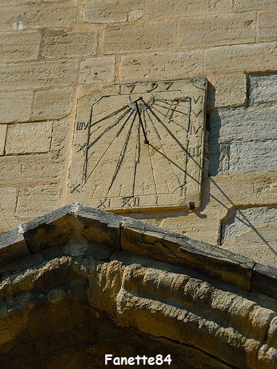 Cadran solaire sur la façade de l'église St Maurice à Caromb