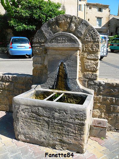 La fontaine de la place Bonnaventure (1865) à Caromb