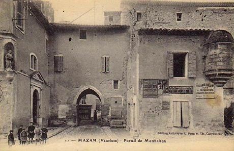 Mazan. Portail de Mormoiron