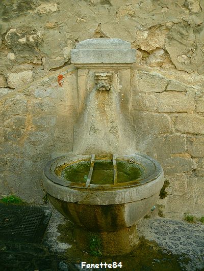 Fontaine à Pernes les Fontaines