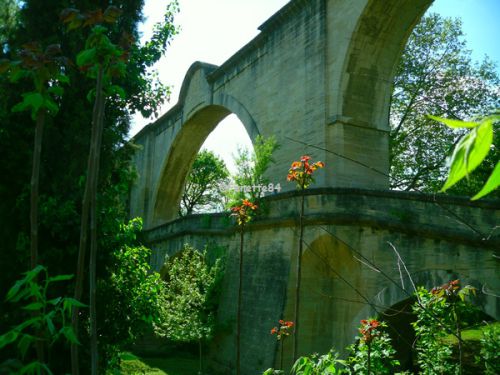 Aqueduc de Carpentras. Long de 729 mètres, Construction de 1720 à 1734. il est haut de 23 mètres, au niveau du pont traversant l'Auzon. Il est composé de 48 arches.