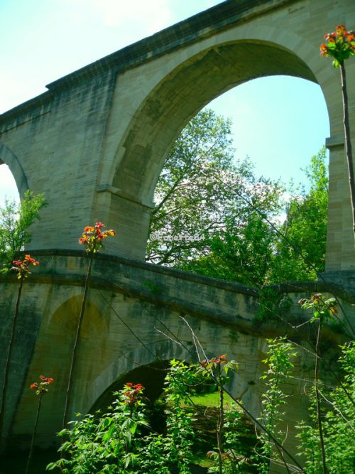 Aqueduc de Carpentras. Long de 729 mètres, Construction de 1720 à 1734. il est haut de 23 mètres, au niveau du pont traversant l'Auzon. Il est composé de 48 arches.