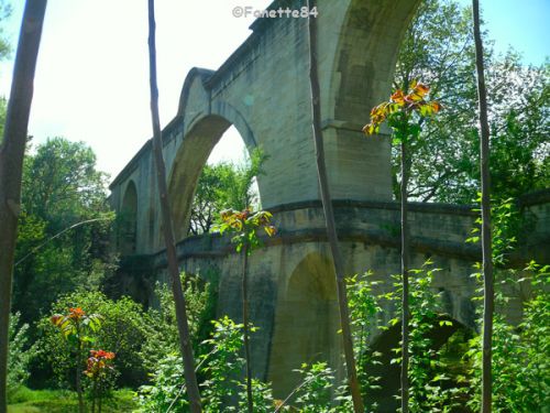 Aqueduc de Carpentras. Long de 729 mètres, Construction de 1720 à 1734. il est haut de 23 mètres, au niveau du pont traversant l'Auzon. Il est composé de 48 arches.