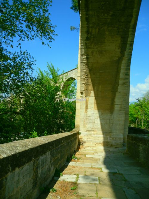 Aqueduc de Carpentras. Construction de 1720 à 1734. Long de 729 mètres, il est haut de 23 mètres, au niveau du pont traversant l'Auzon. Il est composé de 48 arches.