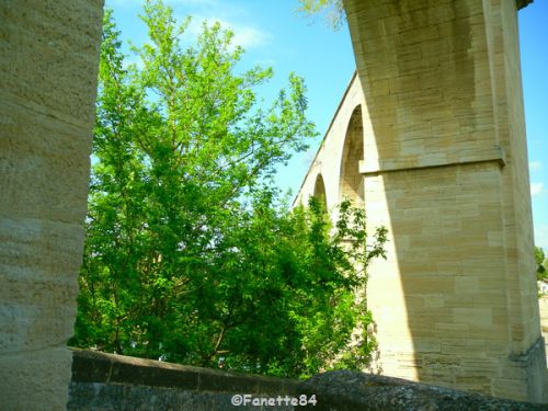 Aqueduc de Carpentras. Construction de 1720 à 1734. Long de 729 mètres, il est haut de 23 mètres, au niveau du pont traversant l'Auzon. Il est composé de 48 arches.