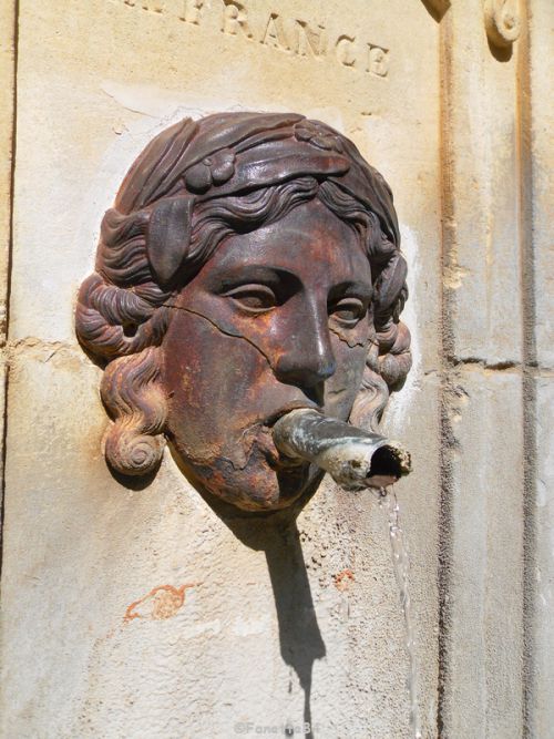 Fontaine à Venasque