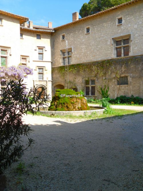 Cour du château à Saint Didier