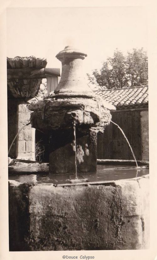 Antique fontaine du Portail-vieux. Mormoiron (Mai 1917).