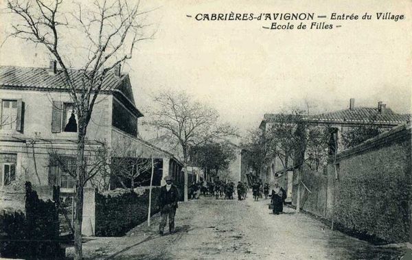 Cabrières d'Avignon. L'entrée du village