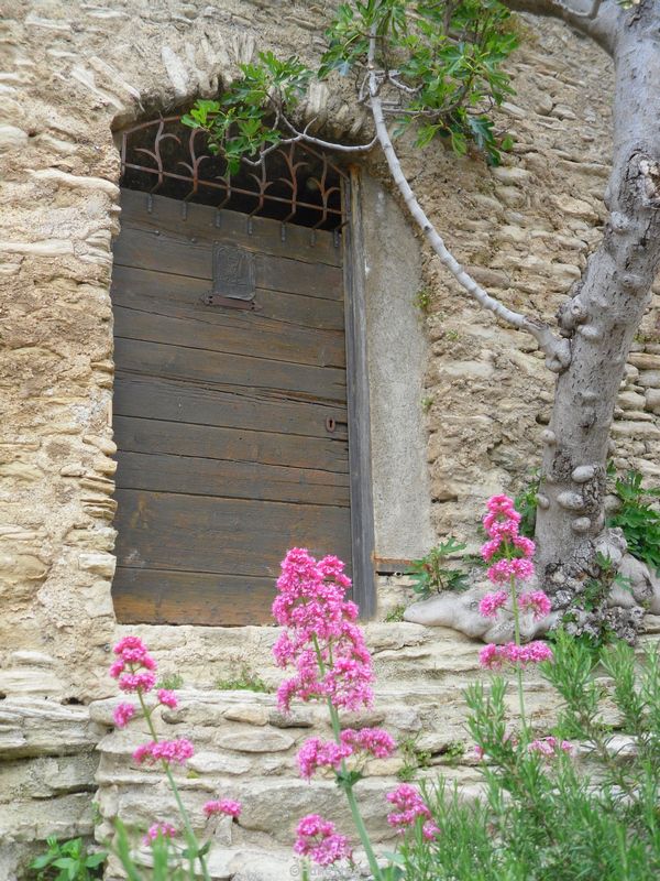 Vieille porte de Saumane