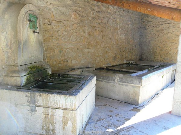 Fontaine et lavoir à Malaucéne