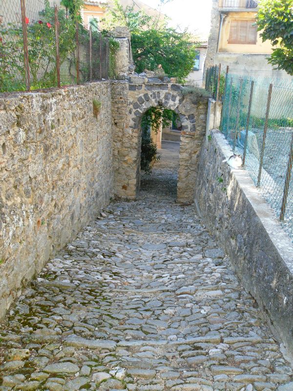 Rue en calade à Malaucéne