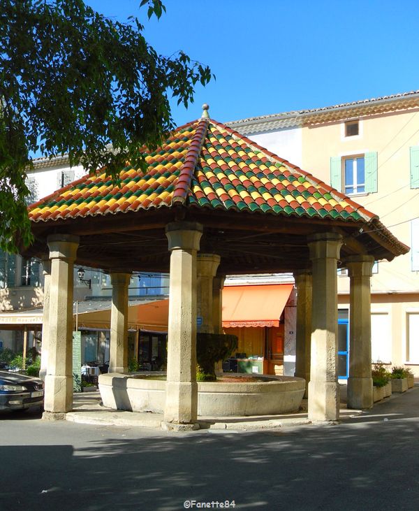 Kiosque et fontaine dessous à Malaucéne