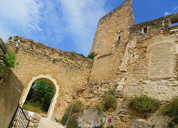 Château du XIIIe siècle (remanié au XVIe et au XVIIe siècles) au sommet du village de Lagnes