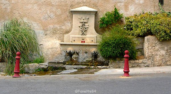 Magnifique fontaine dans le vieux village de Lagnes
