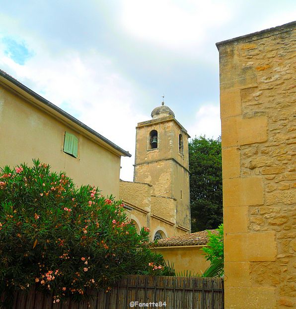 Église paroissiale Saint-Pierre (1844) avec clocher (1746) à Lagnes