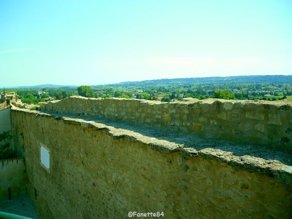 Chemin de ronde en haut des remparts à Courthézon