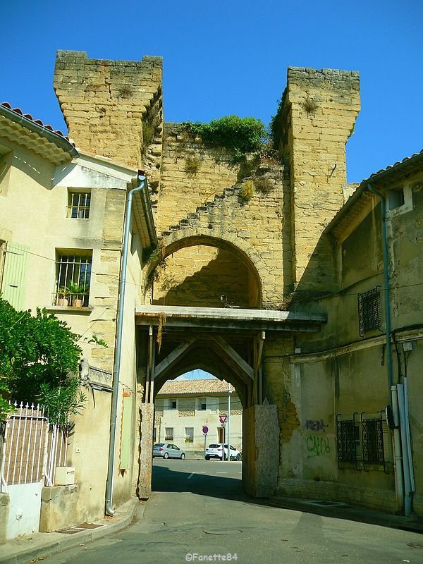 Porte à Courthézon