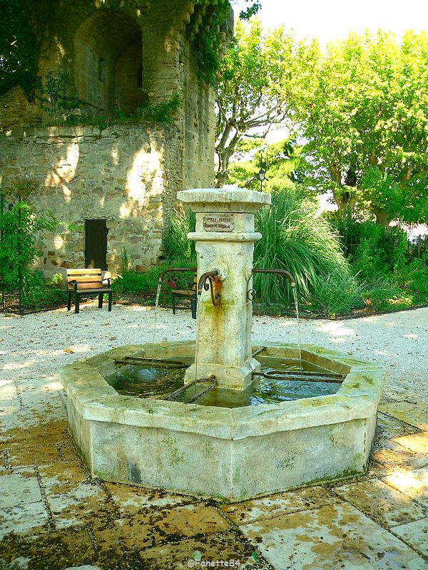 Fontaine dans un petit parc à Courthézon