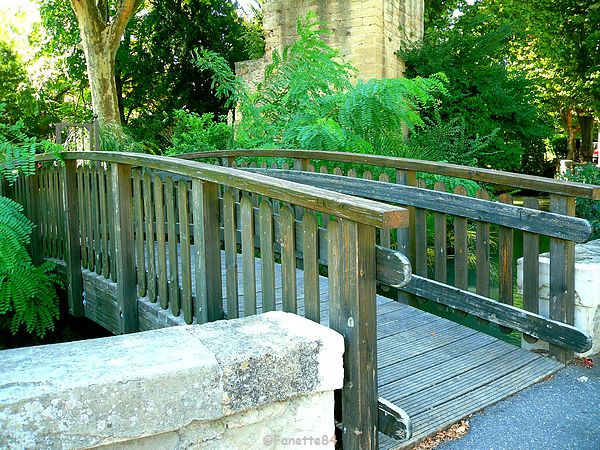 Pont en bois pour aller au petit parc à Courthézon