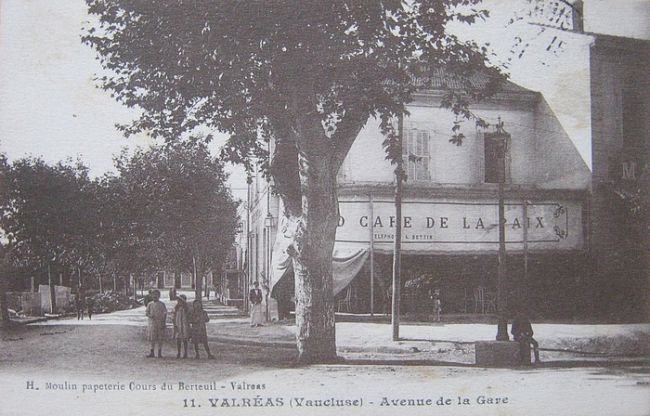 Avenue de la gare à Valréas