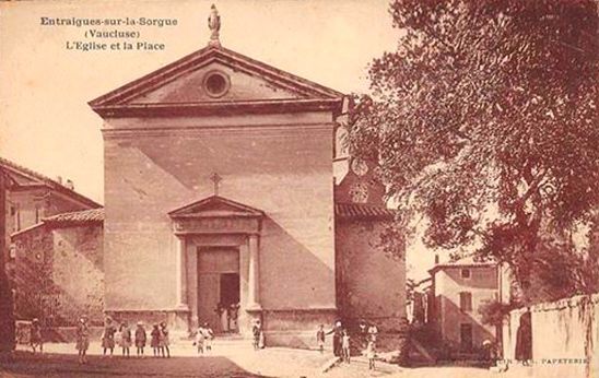 Place de l'église à Entraigues