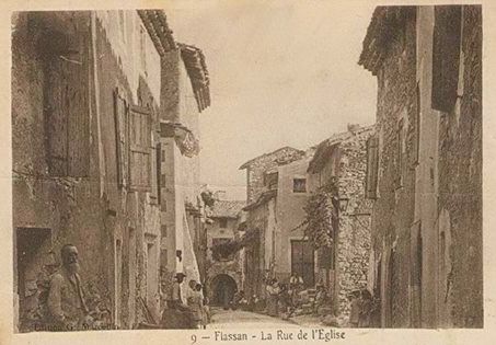 Rue de l'église à Flassan