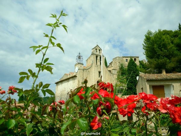 Gigondas. L'église vue du jardin botanique