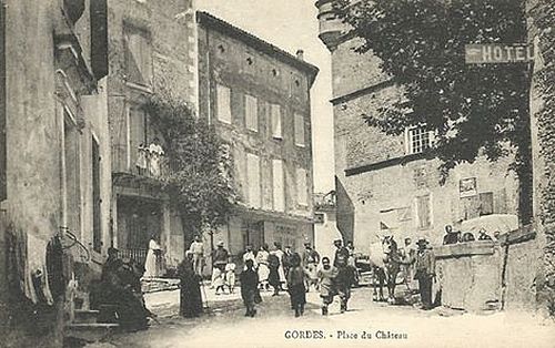 Gordes. Place du Château