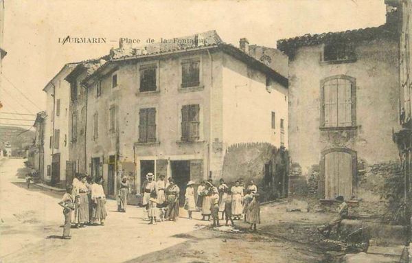 Place de la Fontaine à Lourmarin