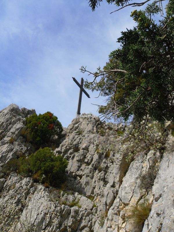 Au sommet de la croix de St Gens