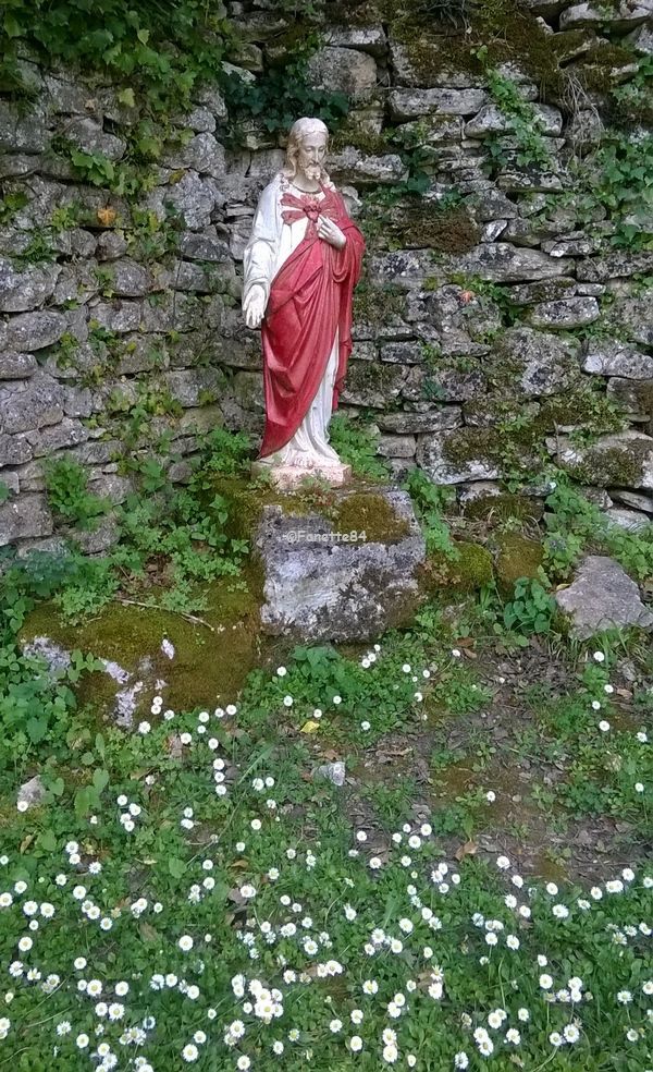Statue sur le parcours de la source miraculeuse de St Gens