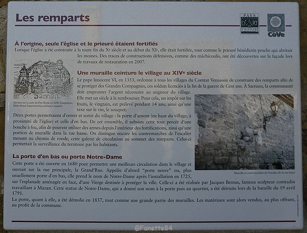 Panneau explicatif des remparts à Sarrians