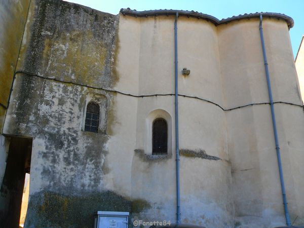 Derrière l'église à Sarrians