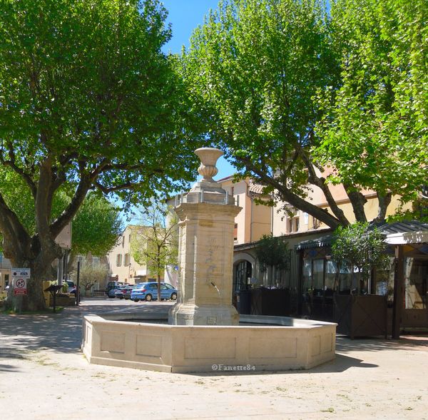 Fontaine à la Place Jean-Jaurés à Sarrians