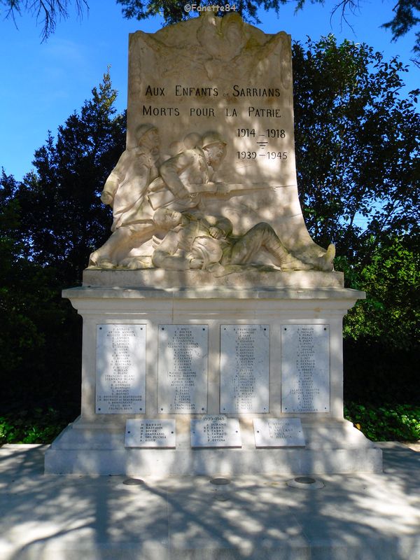 Monument aux Morts à Sarrians