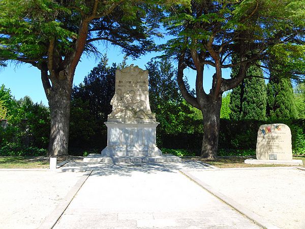 Monument aux Mort au petit parc à Sarrians