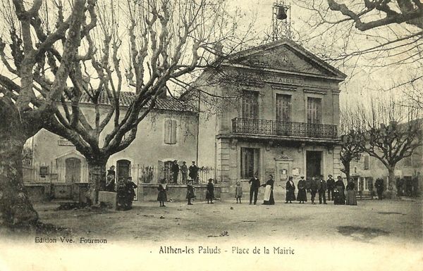 Place de la mairie à Althen les Paluds
