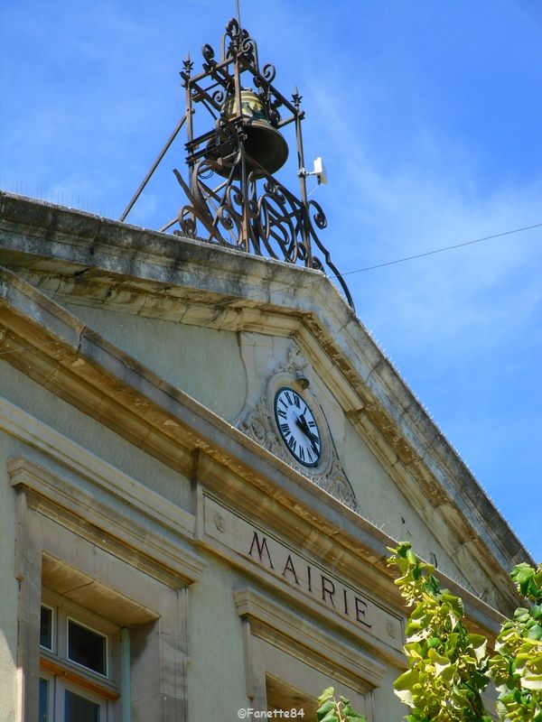 Clocher avec son campanile en fer forgé de la mairie d'Althen les Paluds