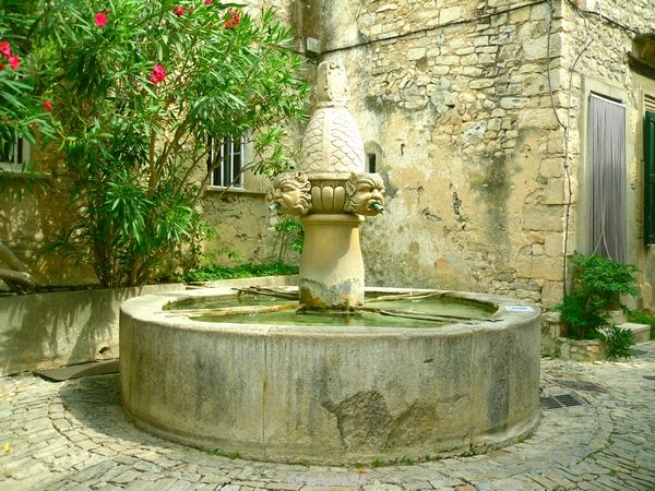 Fontaine des Mascarons à Séguret