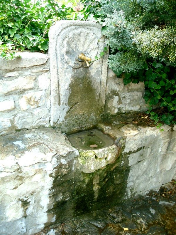 Fontaine murale à Séguret