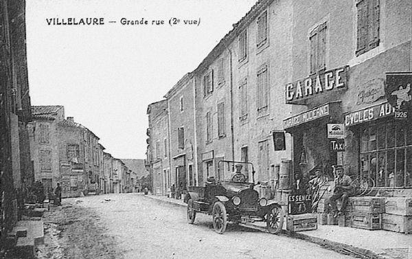 Grande Rue à Villelaure.