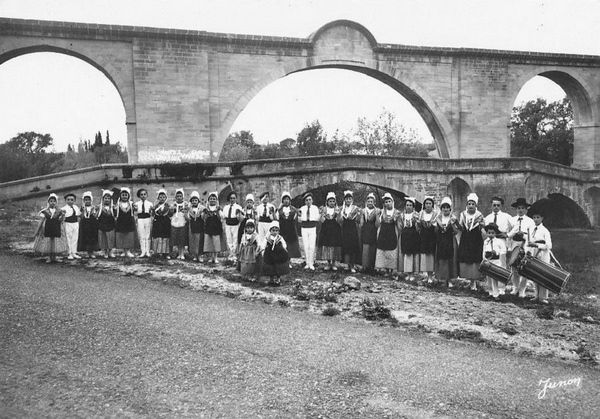 Canal de Carpentras et folklore provençal.